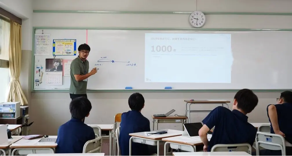 授業でAIについて説明する男性