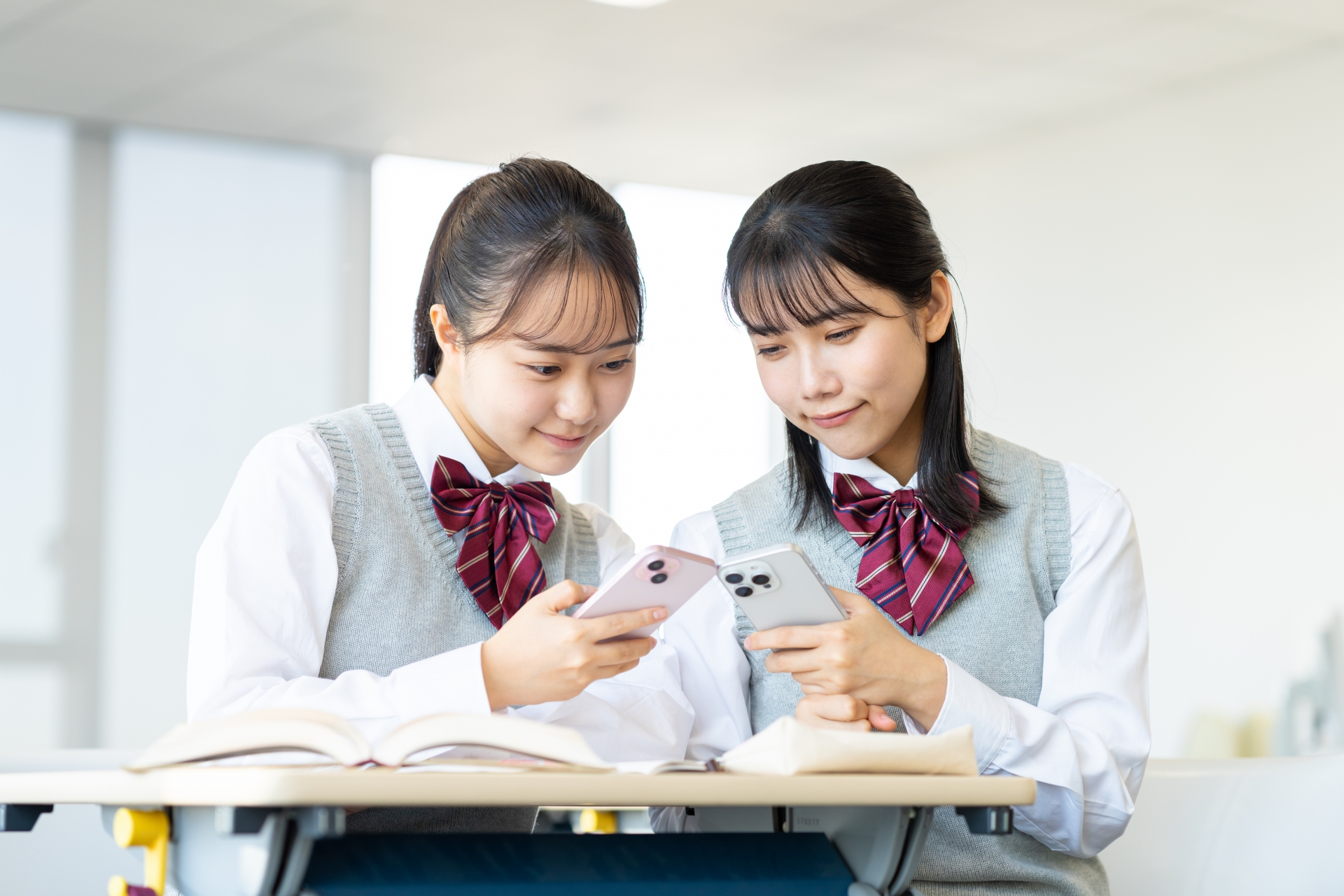 令和の現役高校生の４割「SNSの情報を信じていない」_アイキャッチ