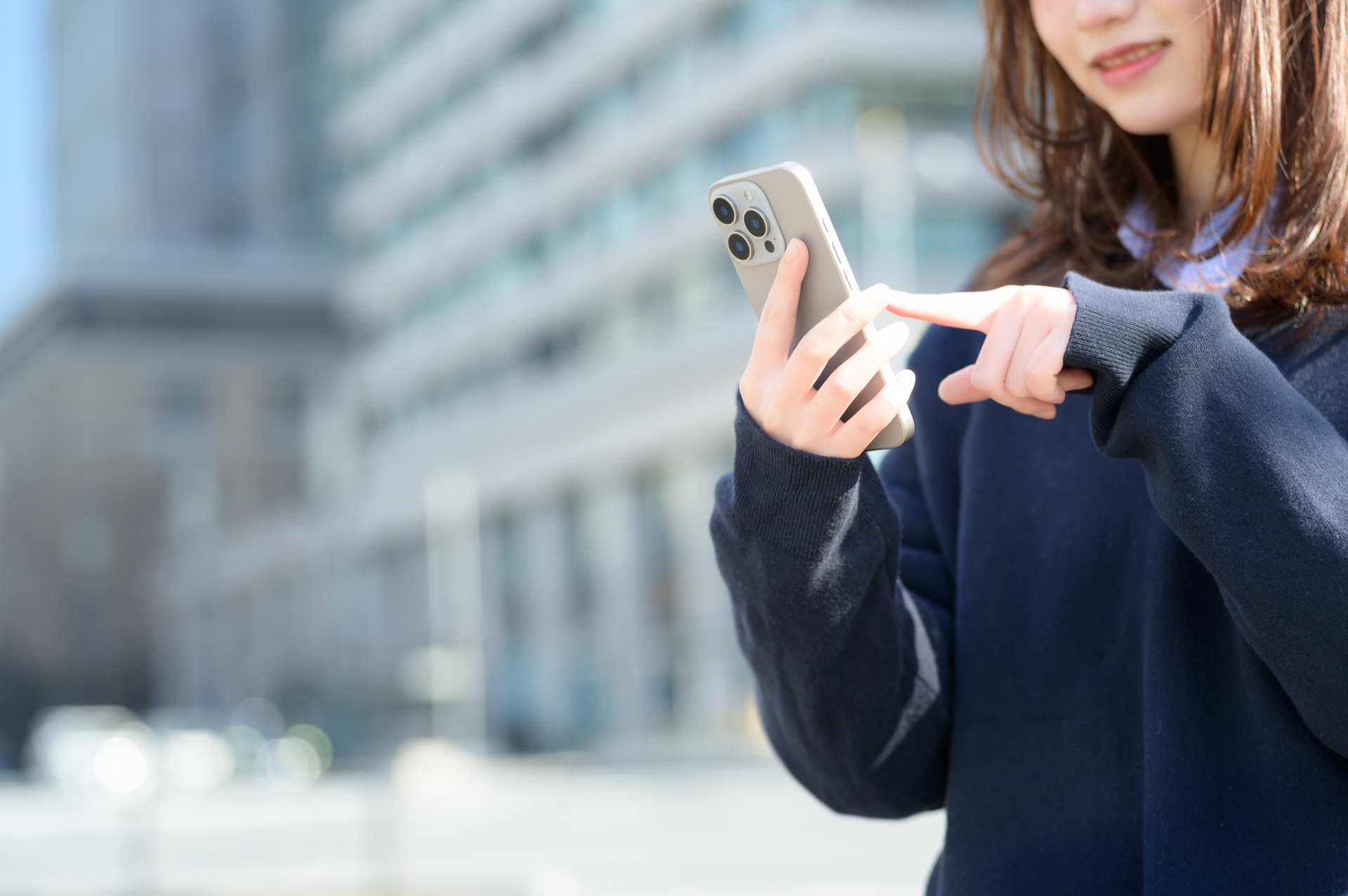 令和の現役女子高生 10人に1人はスマホで毎月50ギガ以上使用_アイキャッチ