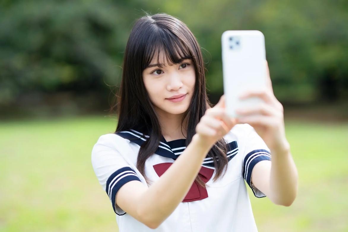 「盛れてない…」Z世代女性の8割が写真写りを気にしすぎる日常