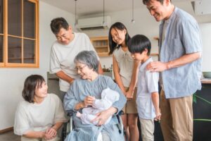 家族が祖母と赤ちゃんを囲む
