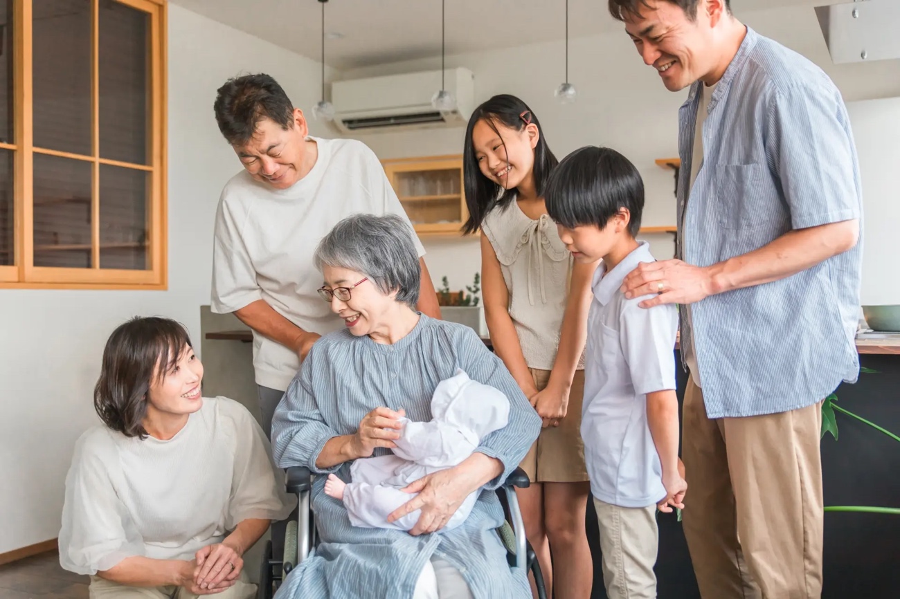 家族が祖母と赤ちゃんを囲む