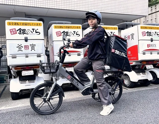 配達員がEVジャイロに乗っている