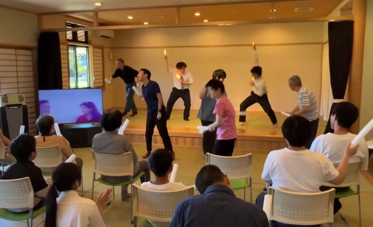 ステージでオタ芸を披露する人々