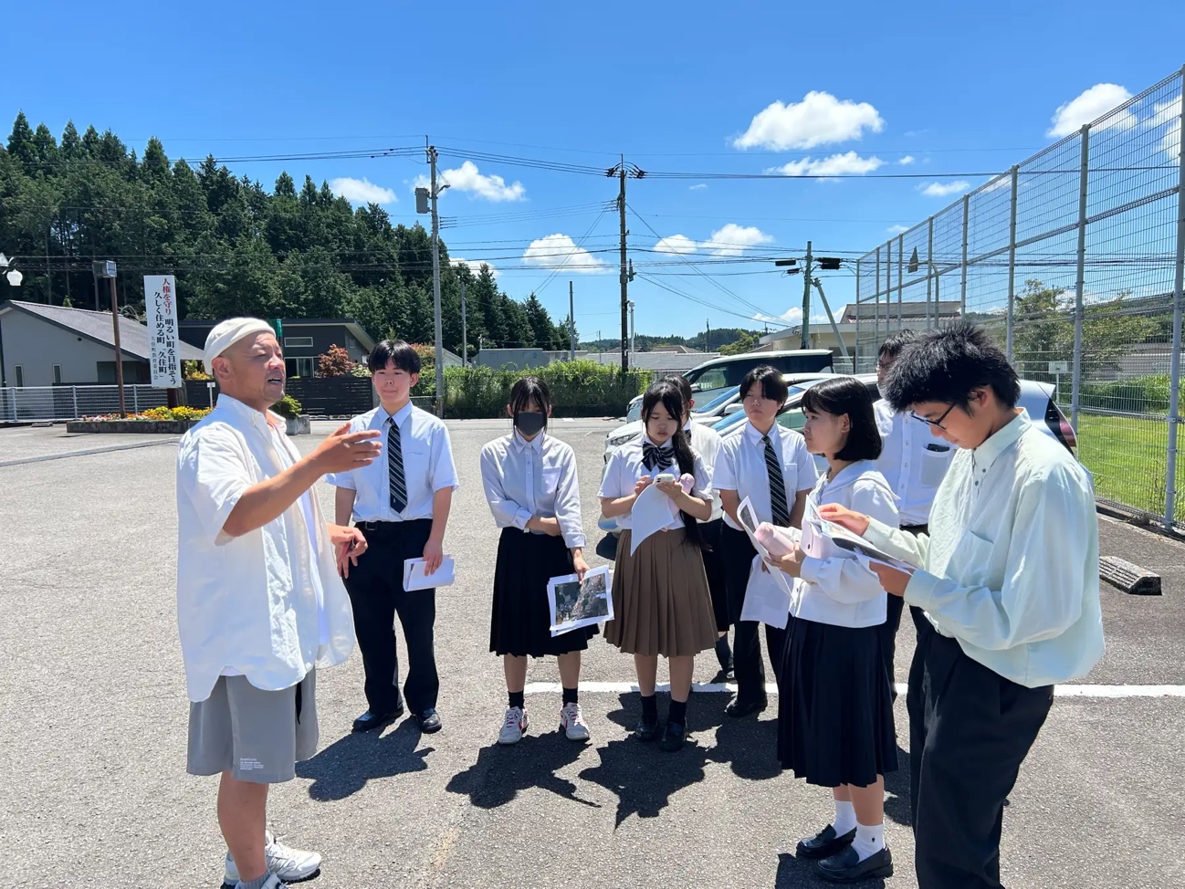 男性が学生に説明している