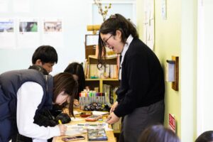 生徒たちが机に向かい作業している