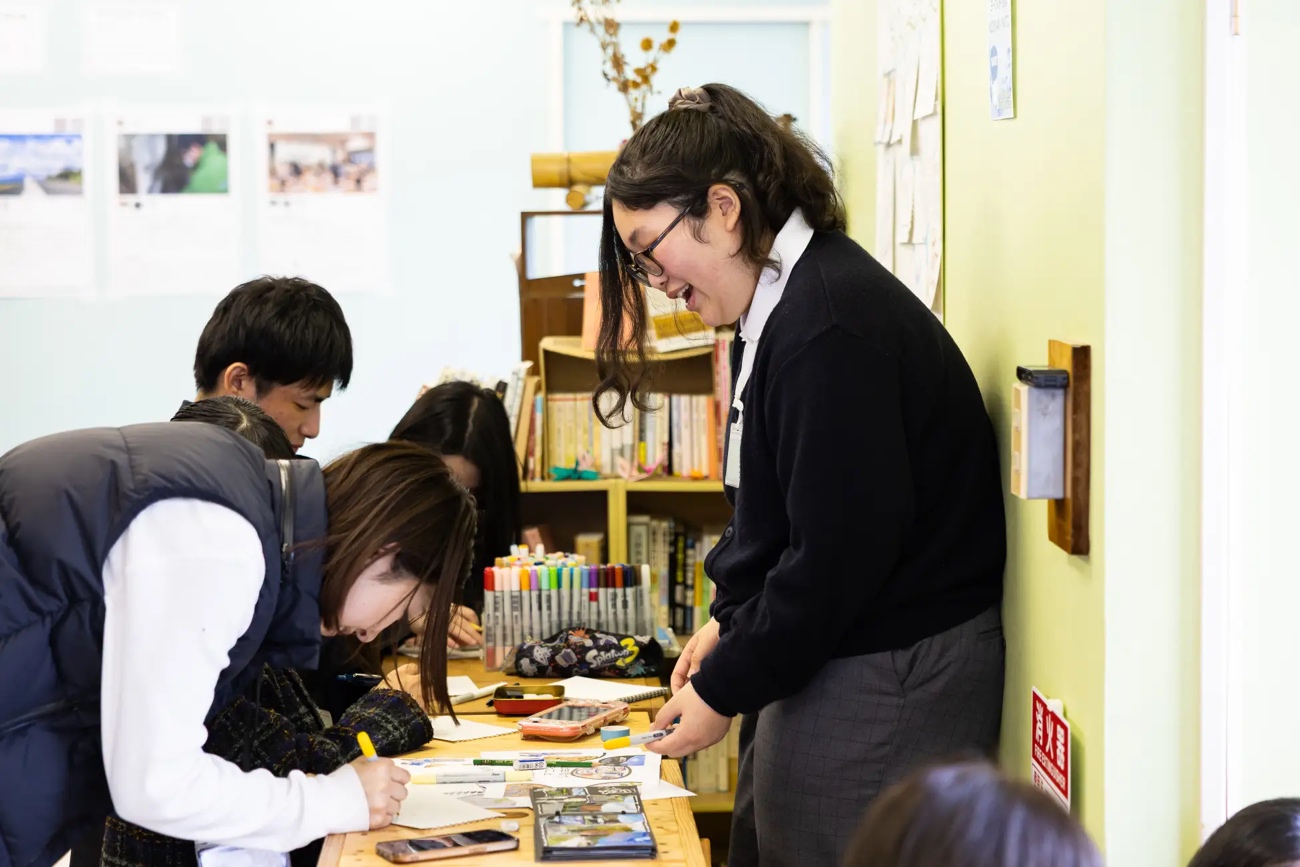 生徒たちが机に向かい作業している