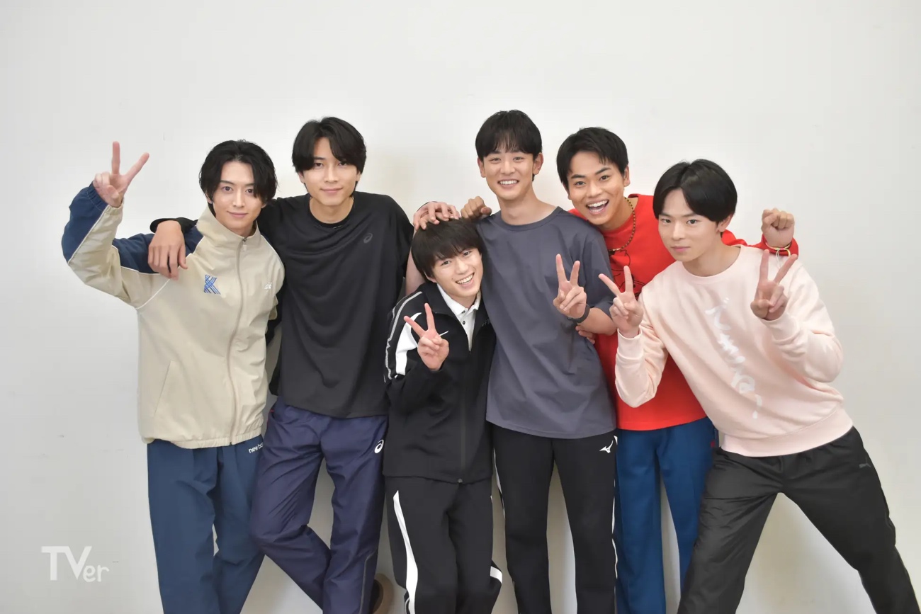 俳優6人がピースサイン