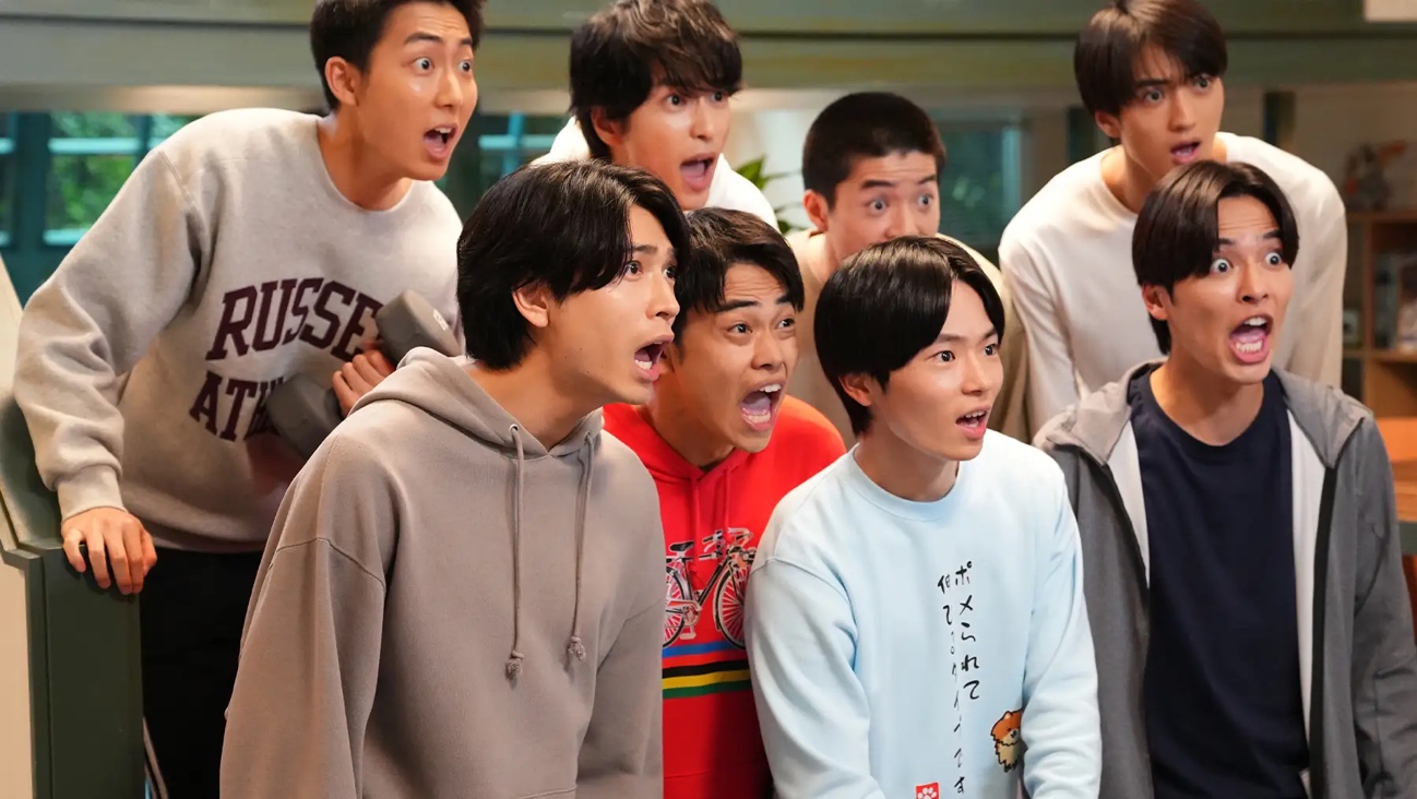 驚いた表情の若手俳優たち