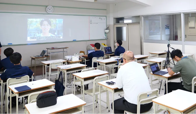 教室で授業を受ける生徒たち