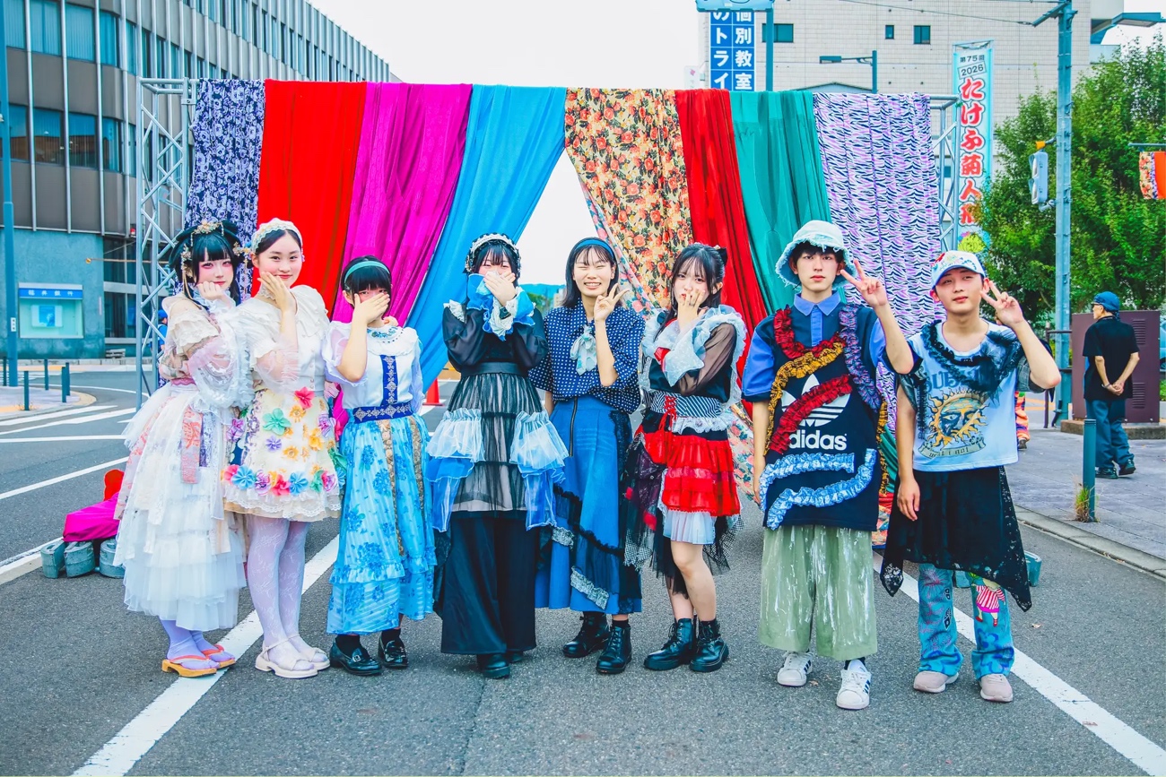 個性的な衣装を着た若者8人