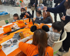 ハロウィンイベントで子供たちが工作