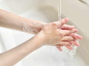 泡立つ手を洗う様子