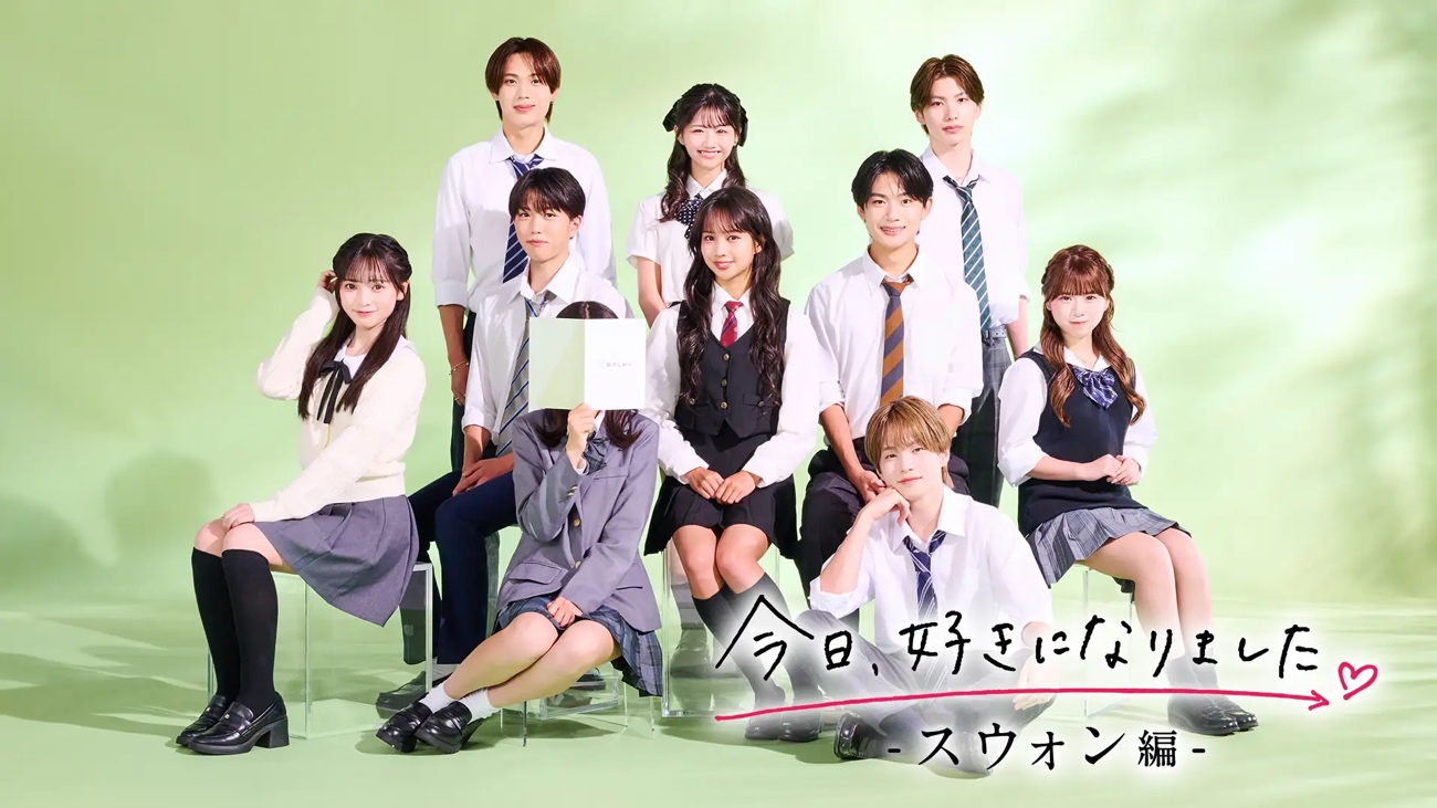 制服姿の男女8人