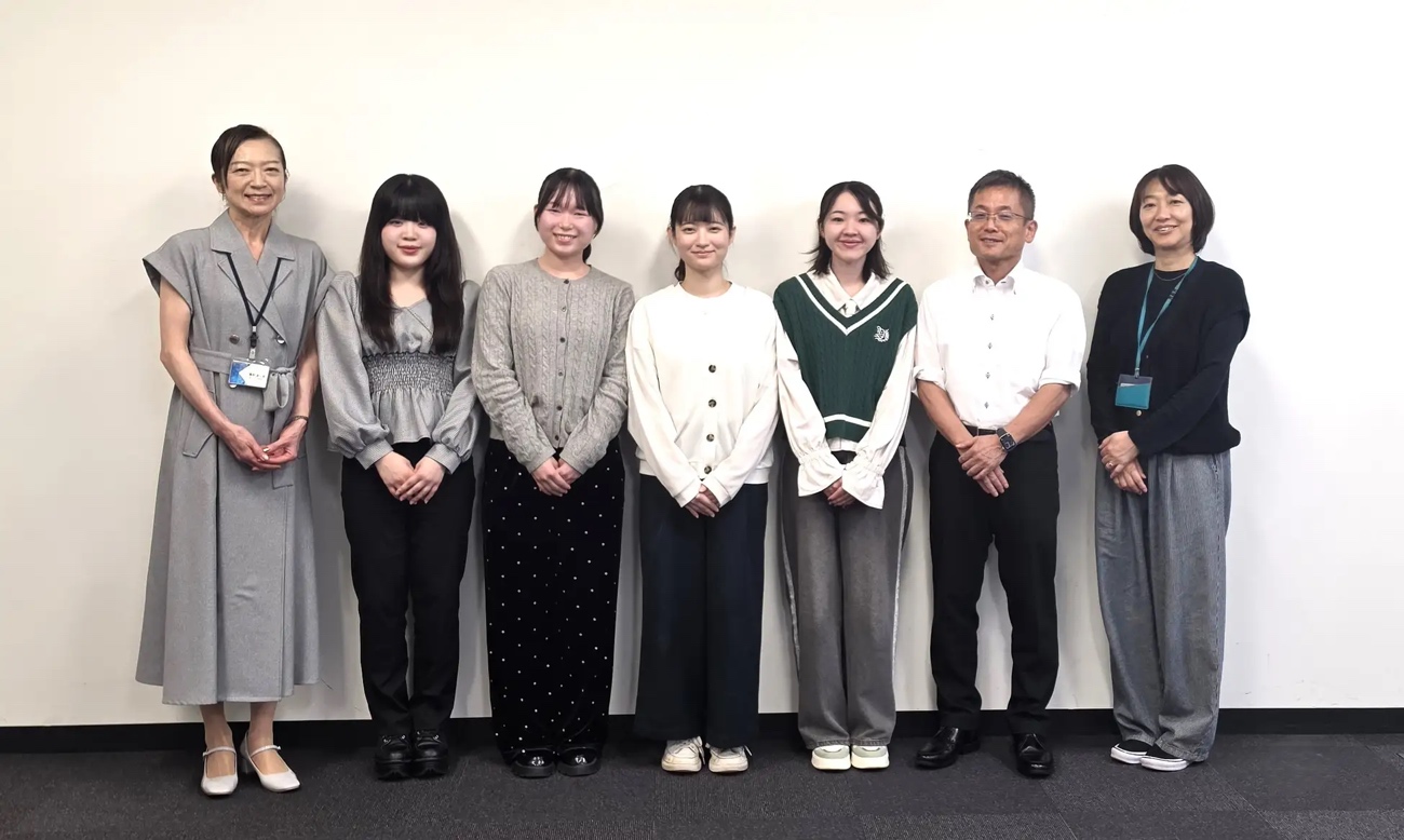 学生と教員が並んで写っている