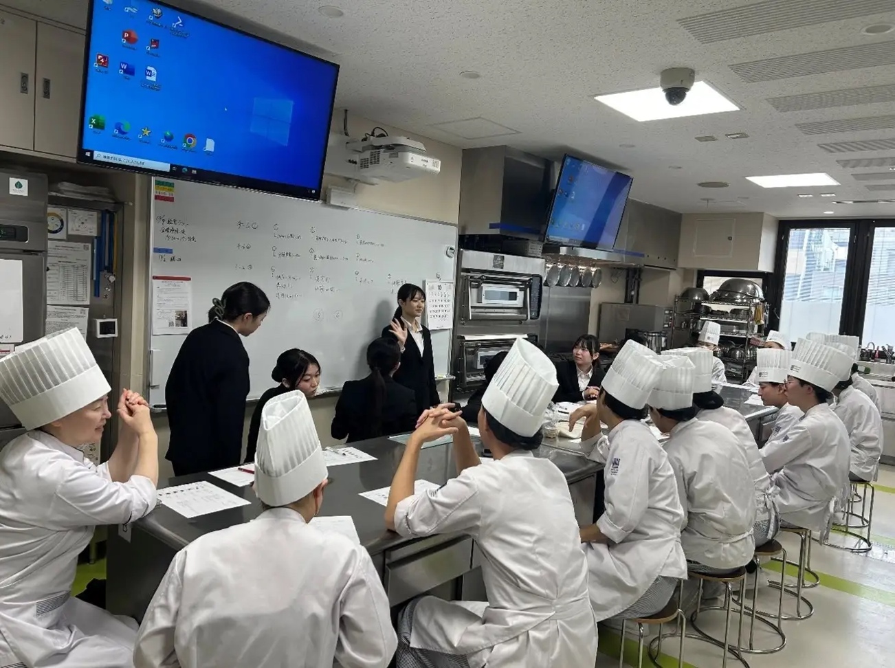製菓学校の学生と大学生が共同で学ぶ様子