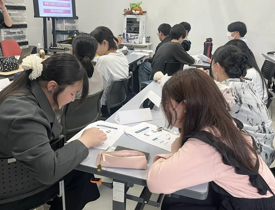 授業でワークシートに取り組む学生たち