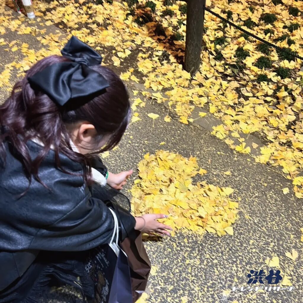 女性が落ち葉に手を伸ばす