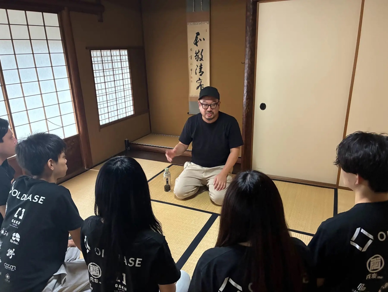 男性が学生に日本酒について話している