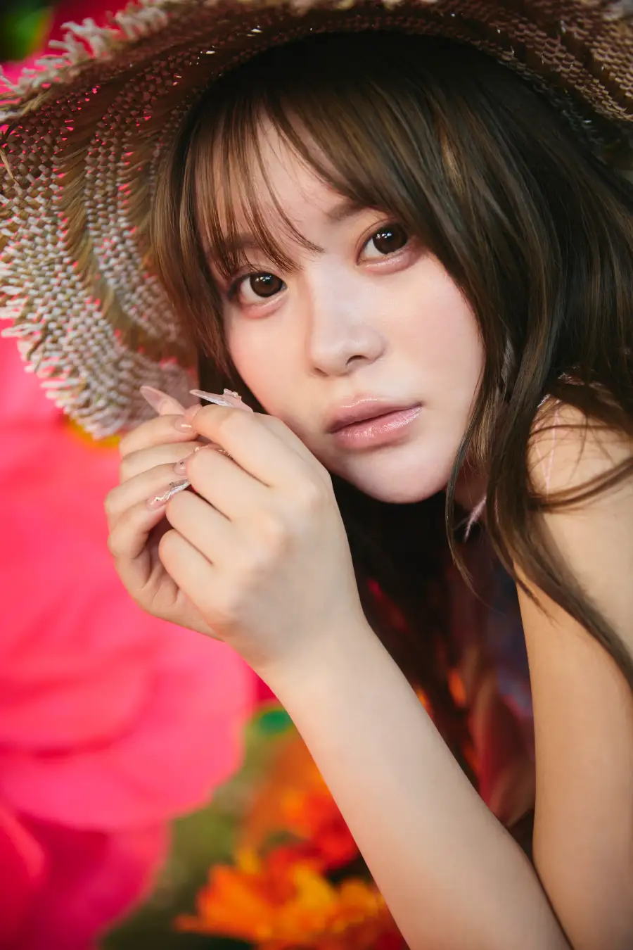 麦わら帽子をかぶった女性